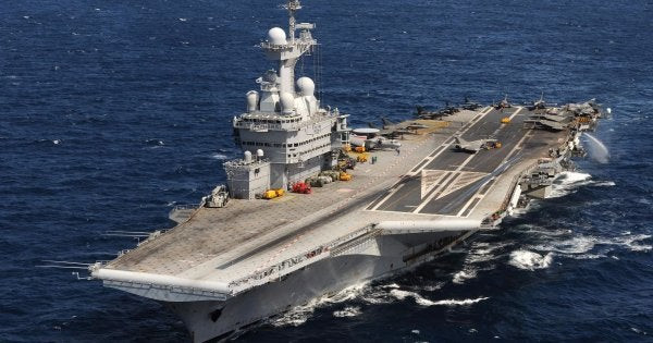 Προσνήωση με θέα από το πιλοτήριο στο πυρηνοκίνητο αεροπλανοφόρο Charles de Gaulle (βίντεο)